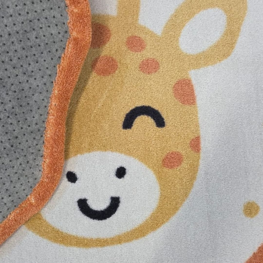 Detalhe do Tapete Infantil Org&acirc;nico Girafa